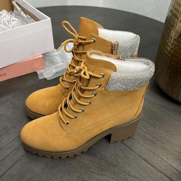 Wild Pair Bentli Lug Sole Booties - Picture 7 of 8